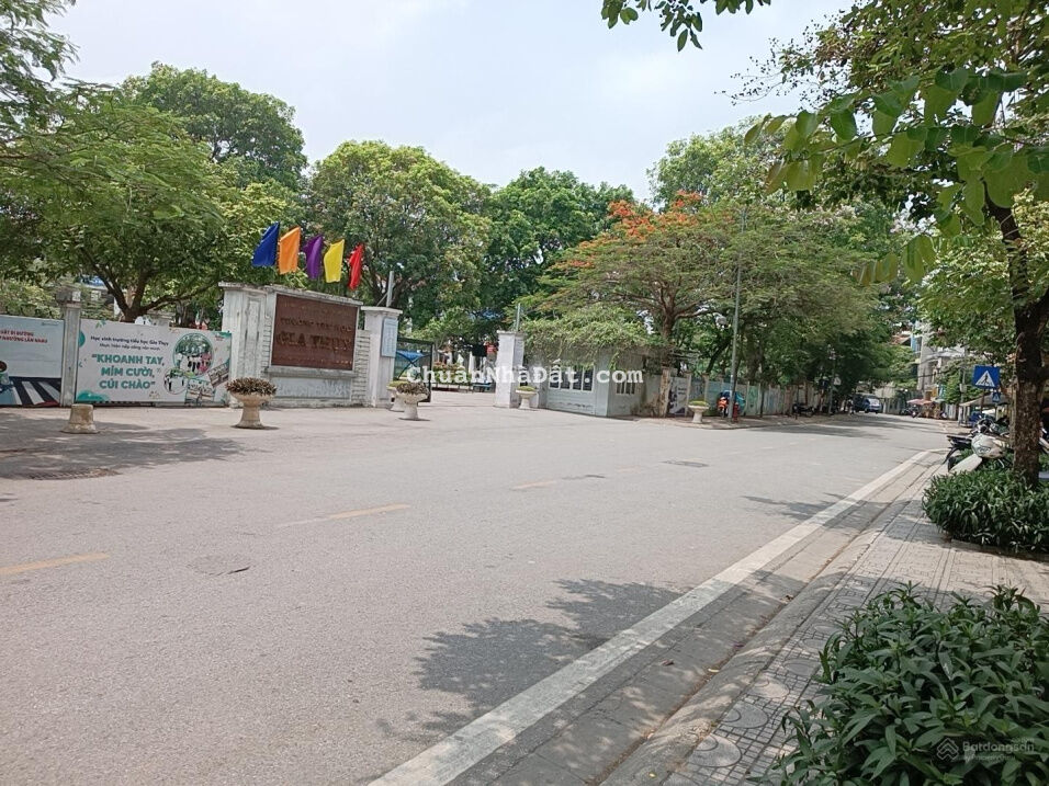 Vuông đẹp 4,25tỷ DT50m2 MT4,2m đất Nguyễn Văn Cừ - hộ khẩu Gia Thụy - ô tô tải đỗ cổng sát trường