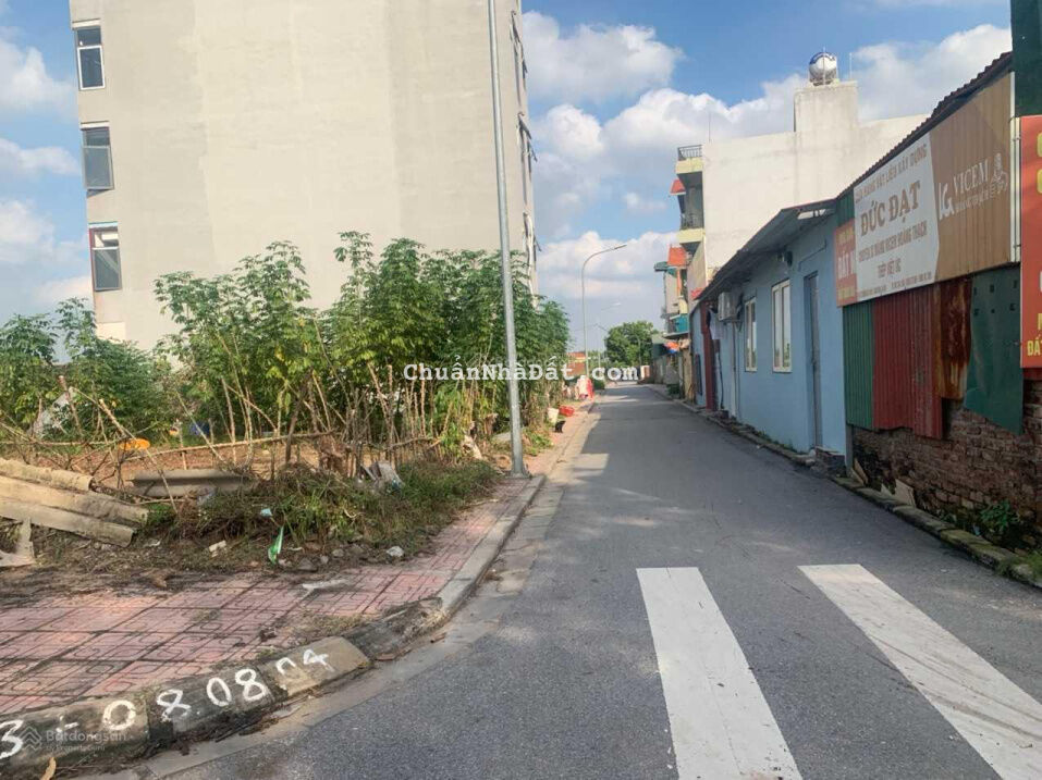 Hàng hiếm 66m đất đấu giá Cự Khối, trước sau là đường, view sân nhà văn hóa cực thoáng mát riêng tư Hàng hiếm 66m đất đấu giá Cự Khối, trước sau là đường, view sân nhà văn hóa cực thoáng mát riêng tư