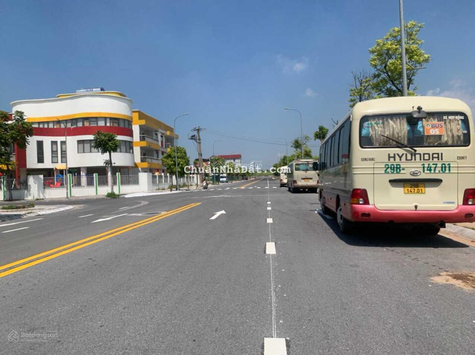 Đừng bỏ qua lô đất đẹp 72,5m2 đất đấu giá Cự Khối mới dãy TT7, đường xá đã thông xe chạy tấp nập