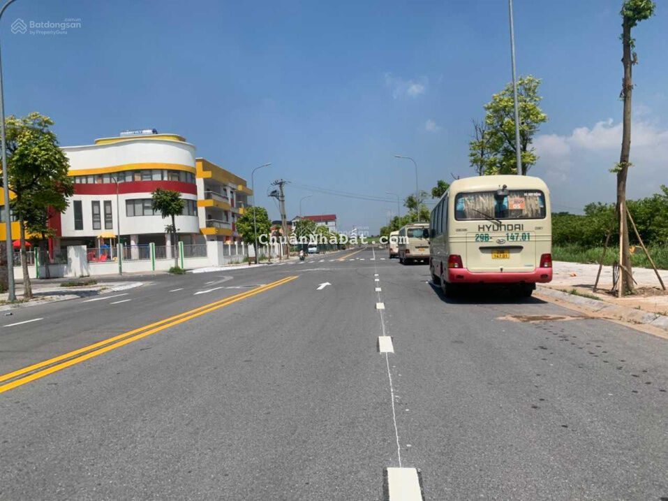 Đừng bỏ qua lô đất đẹp 72,5m2 đất đấu giá Cự Khối mới dãy TT7, đường xá đã thông xe chạy tấp nập