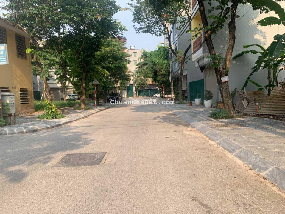 Bán gấp lô góc 3 mặt thoáng khu tái định cư tổ 12 Thạch Bàn, cạnh THPT Thạch Bàn