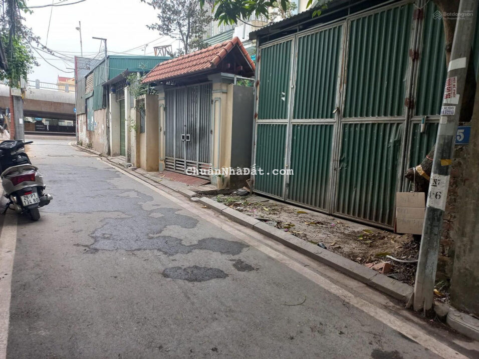 Bán đất Đàm Quang Trung, Long Biên 98m2 MT5,5m giá 8,5 tỷ. Mặt tiền rộng mặt ngõ ô tô thông vào nhà