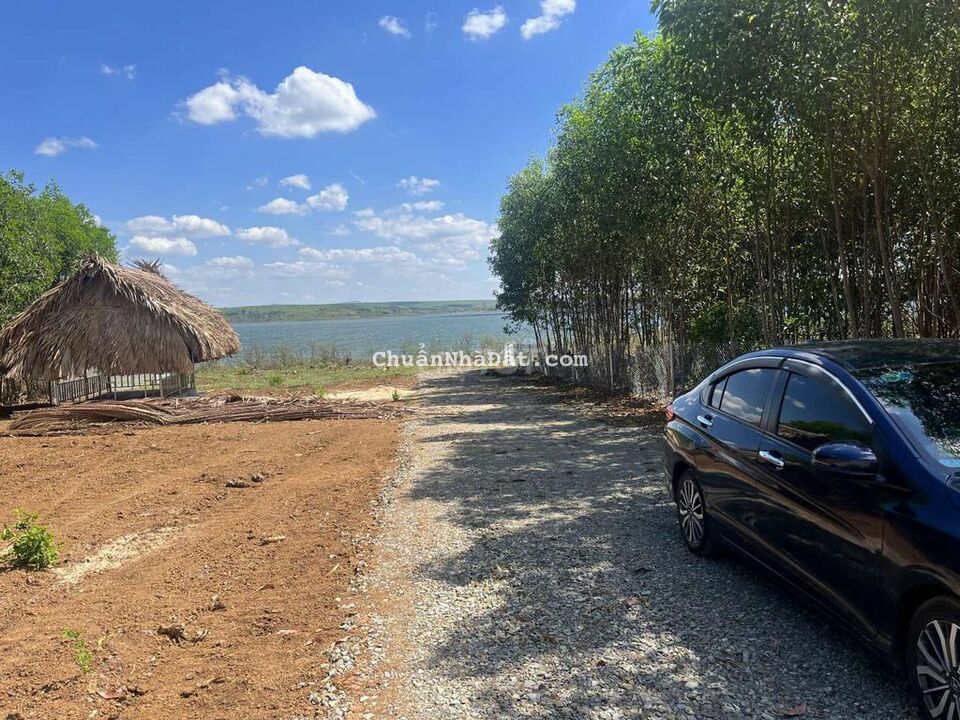 Kẹt tiền bán 1000n2 mặt hồ Bàu Cạn. Tặng thêm 1400m2. Tổng 2400m2