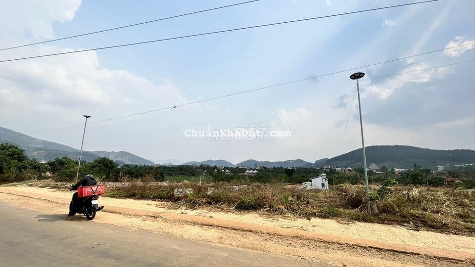 Cần gấp bán lỗ lô đất Mê Linh thôn 3 mặt tiền đường nhựa ngang 10m