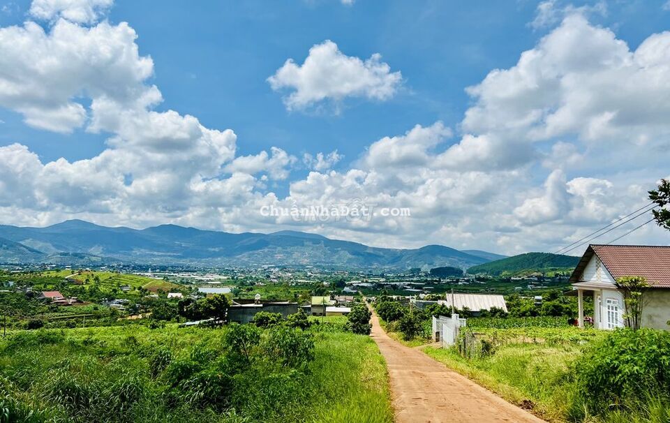 Cần bán lô đất góc 2 mặt tiền view toàn thị trấn