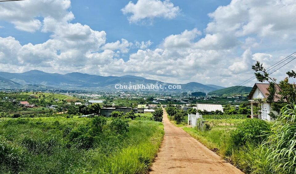 Cần bán lô đất góc 2 mặt tiền view toàn thị trấn