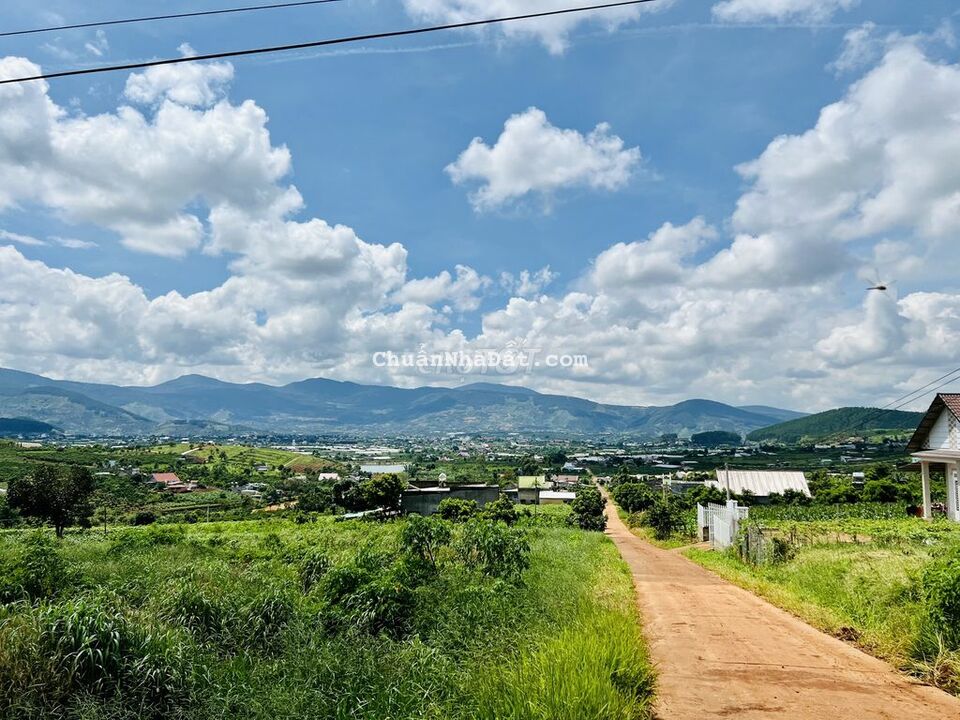 Cần bán lô đất góc 2 mặt tiền view toàn thị trấn