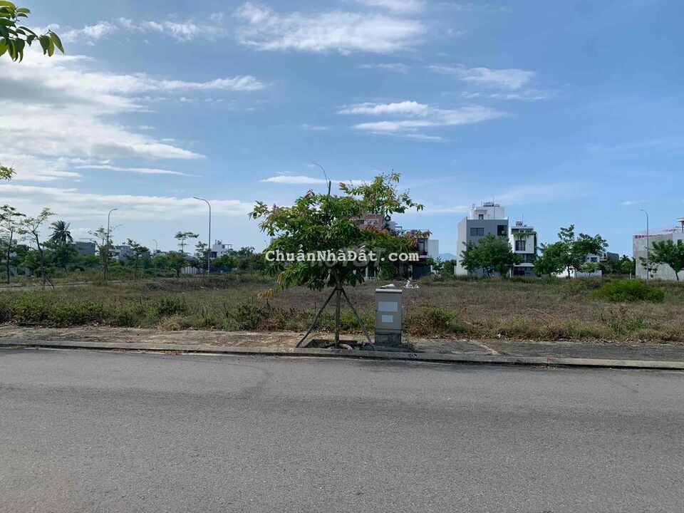 Chính chủ cần bán 3 lô liền kề đường 2 làn gần trường ĐH FPT city