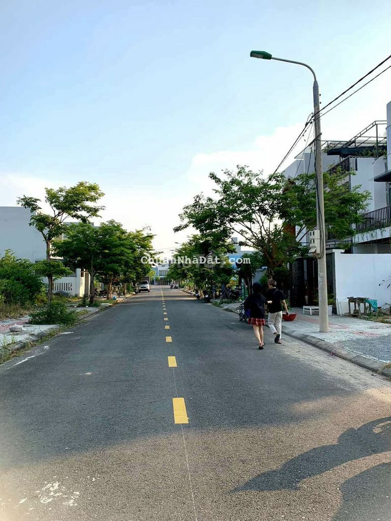 Sập hầm nam Hòa Xuân B2 73 lô 46 đông 110m2 đường 7m5