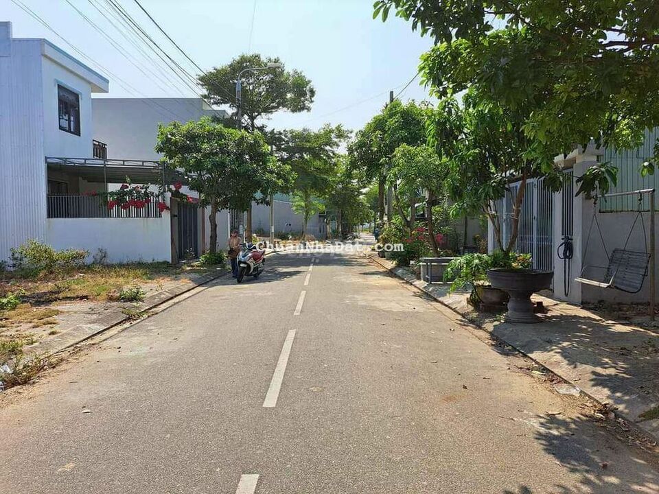 Đất điện ngọc cách đại học FPT 3 bước chân