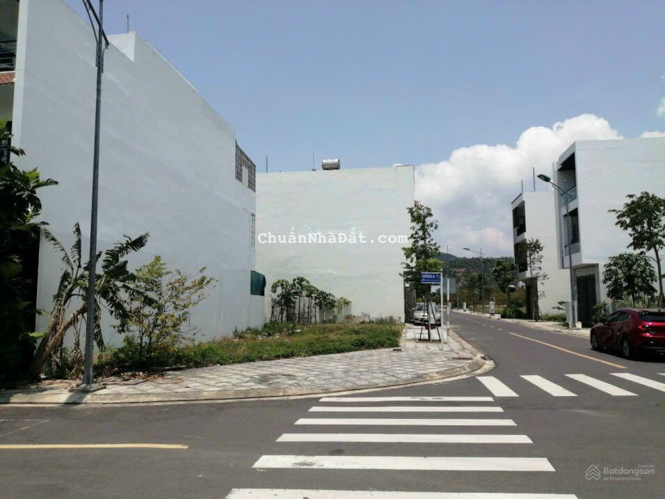 Bán đất lô góc khu ĐT Nam Vĩnh Hải, Nha Trang, Dt 152,4m2 (8,5x20m) - giá 28,5tr/m (~4,343 tỷ)
