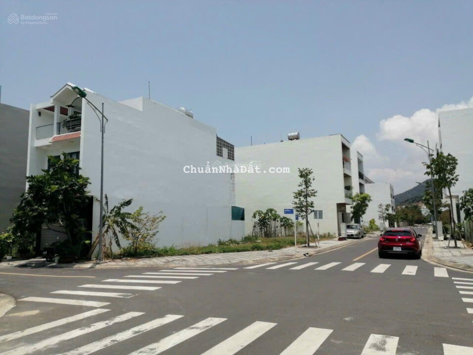 Bán đất lô góc khu ĐT Nam Vĩnh Hải, Nha Trang, Dt 152,4m2 (8,5x20m) - giá 28,5tr/m (~4,343 tỷ)