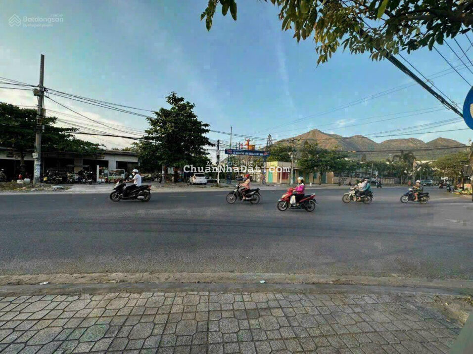 Bán đất MT Nguyễn Xiển, Vĩnh Hải, DT 80m2 ngang 4m, đường 20m, hướng bắc - giá 55 tr/m2