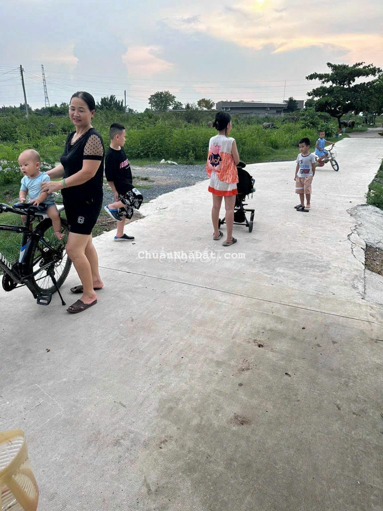 Cắt lỗ 400tr cho lô đất một xẹc HÙng Vương hẻm betong tại xã Phú Đông Cắt lỗ 400tr cho lô đất một xẹc HÙng Vương hẻm betong tại xã Phú Đông