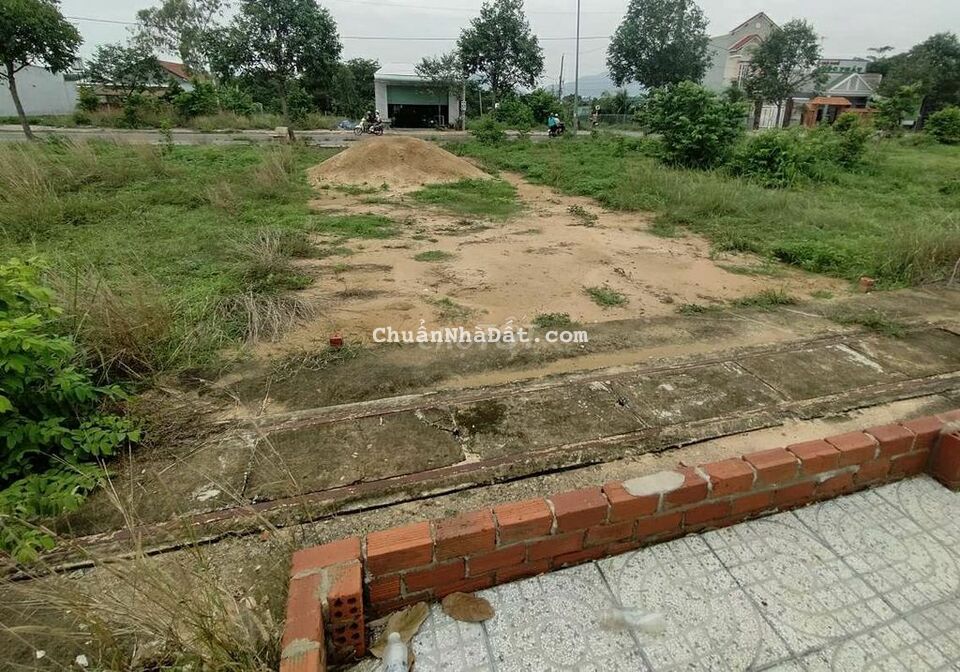 Kẹt bank bán gấp 100m² đất thổ vườn , Vòng xoay Hắc Dịch sổ sẵn 800Tr