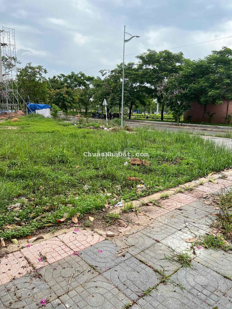 Ra nhanh lô đất ngay Vin com Phú Mỹ , sổ riêng , 100m2 giấ 800tr