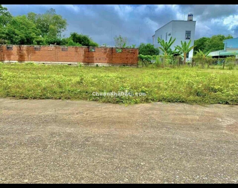 Bán nhanh miếng đất gần nhà thờ Song Vĩnh, 150m2, sổ sắn 800 triệu