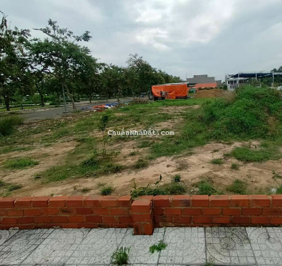 Đất ngộp cần bán 193m² thổ vườn sổ sẵn trung tâm Phú Mỹ 850Tr