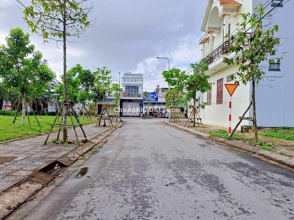 Bán lô đất 7.5x20, 2 mặt tiền, hộ khẩu TP Quảng Ngãi, giá chỉ 1,25t Bán lô đất 7.5x20, 2 mặt tiền, hộ khẩu TP Quảng Ngãi, giá chỉ 1,25t