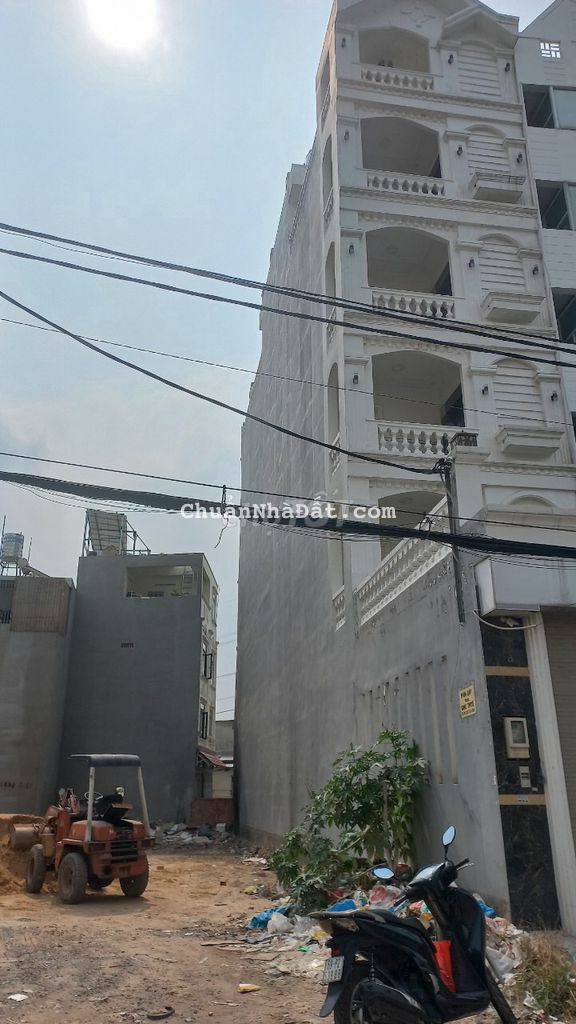 Bán lô đất đẹp vuông vức ngay cổng Công Viên Phần mềm Quang Trung