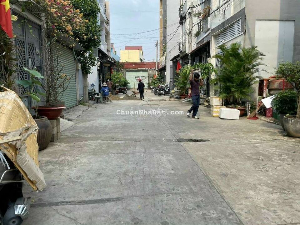 Bán gấp lô đất đẹp Ngã tư ga, Q12