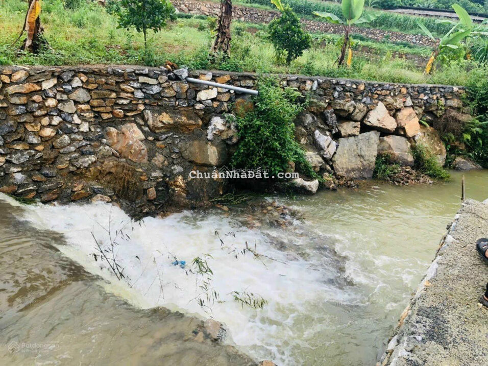 Nhà em cần bán nhanh lô 2 mặt tiền cạnh suối chỉ hơn 1ty 5P ra khu ĐHQG và CNC tiện ở or đầu tư