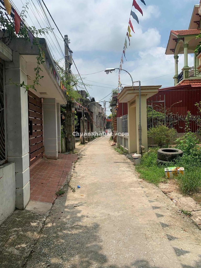 đất rẻ đường rộng ô tô tải chui vào đất