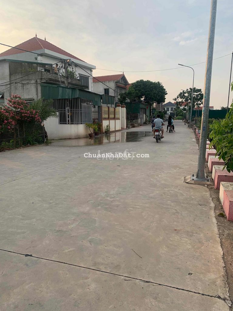 đất rẻ đường rộng ô tô đõ cửa