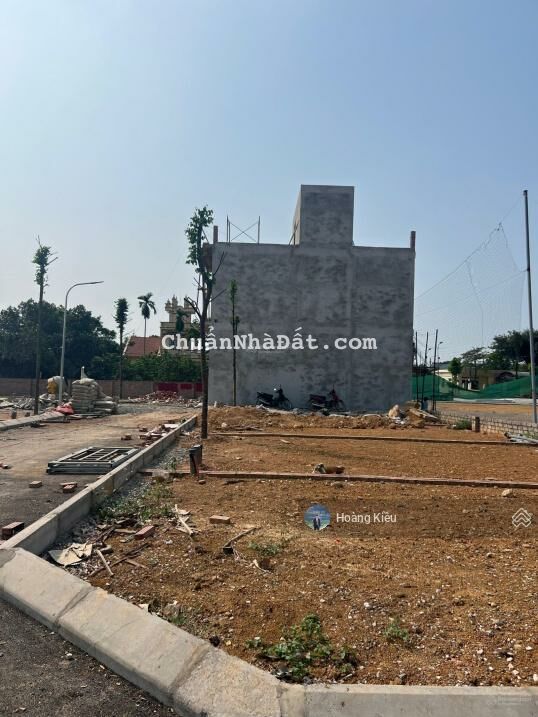 Chính chủ bán gấp lô đất 2 mặt tiền, DT 88.8m2 giá 880tr, cách 1.500m đến khu CNC, FPT, Đại học QG