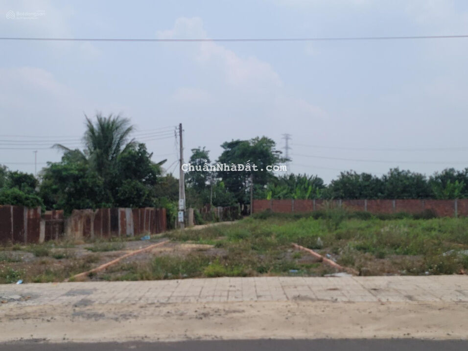 Chính chủ muốn bán 469m2, giá 700tr, có sổ hồng riêng, cách trung tâm Trảng Bom 400m