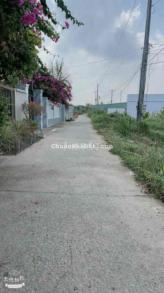 Mặt tiền bê tông 4m, ô tô chạy ầm ầm luôn cô bác