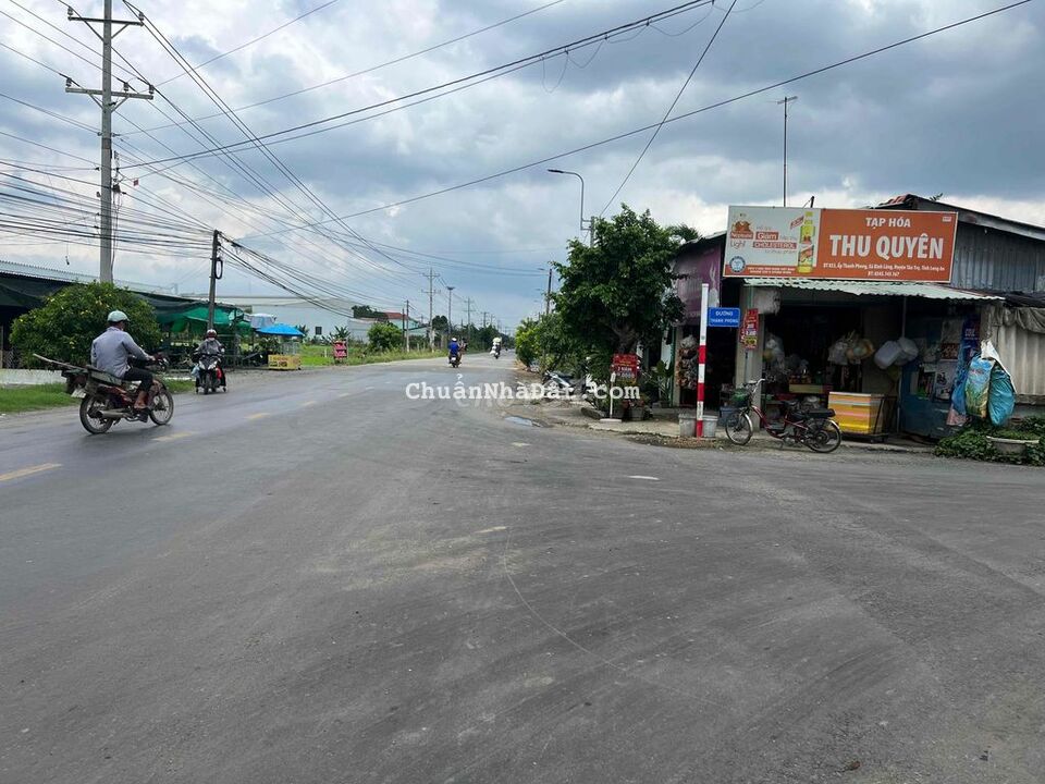 6m mặt nhựa . 180tr/1m ngang . Nền sẵn sạch đẹp , có kênh mát mẻ