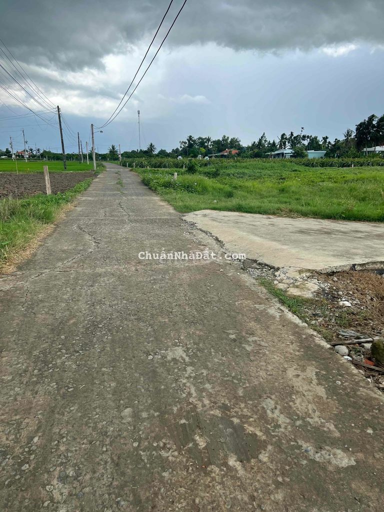 Ngang 10, dài 33m. Đất thổ sổ sẵn, chủ bao tách đôi