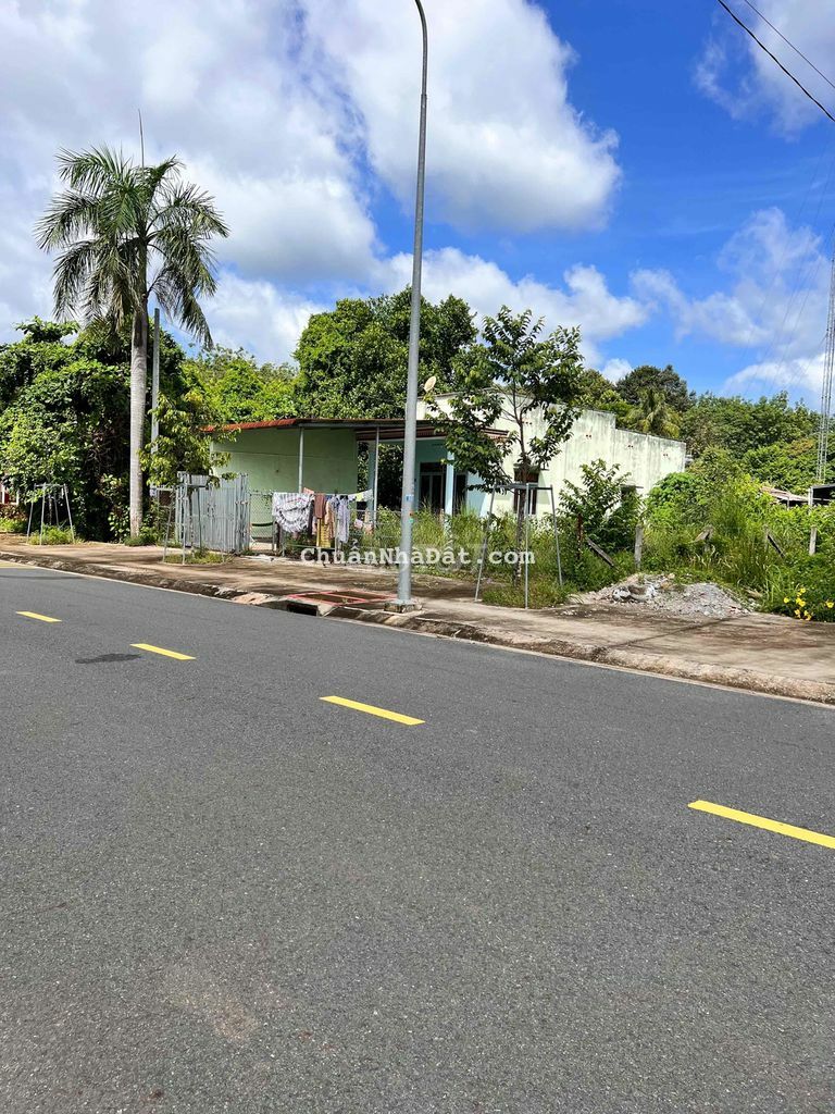 Cạnh nhà cấp 4 , cách đường Vành Đai 100m. DT 137m2 có 70m thổ cư