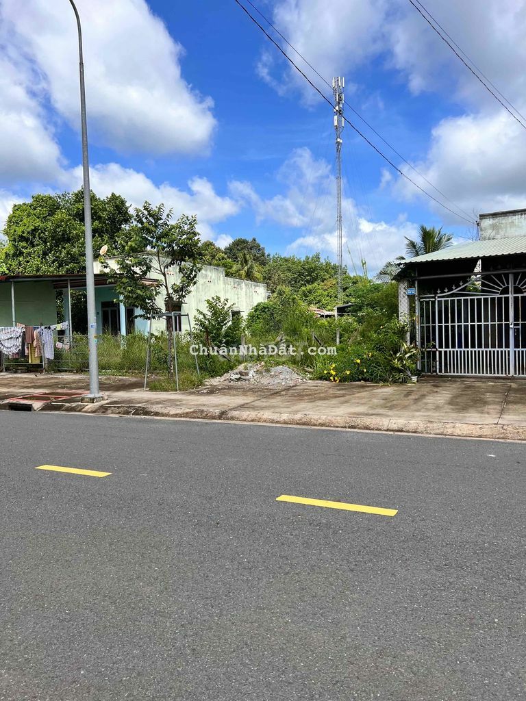 Cạnh nhà cấp 4 , cách đường Vành Đai 100m. DT 137m2 có 70m thổ cư