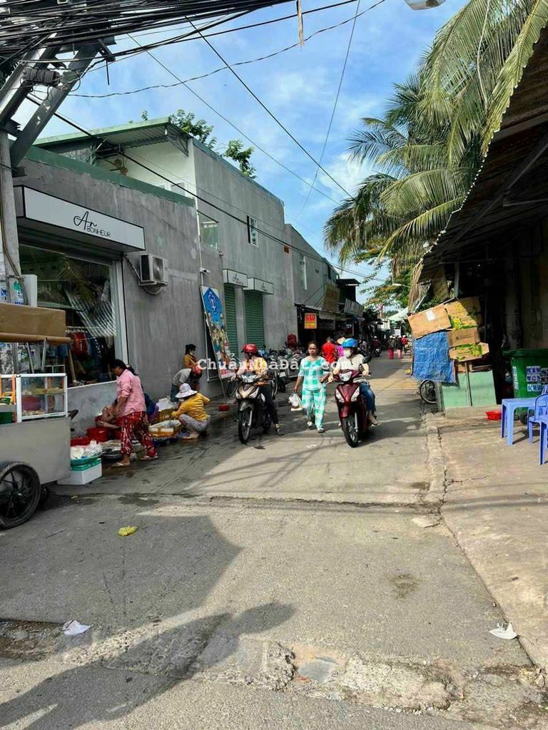 Bên hông chợ Quang Vinh 3, thuận tiện kinh doanh buôn bán