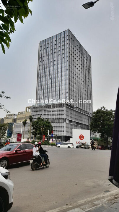 Bán đất phố Lạc Long Quân diện tích 205m2 cách mặt phố 10 m, giá bán 28 tỷ. LH 0961668362