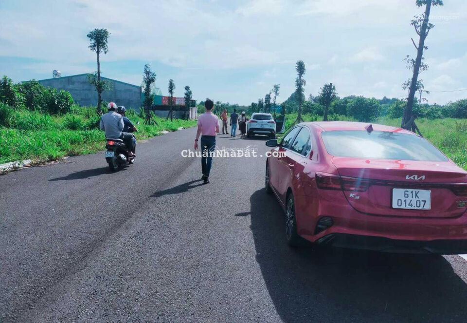 Bán gấp 5 lô Becamex gần chợ Minh Thành, giá rẻ 800tr/ nền