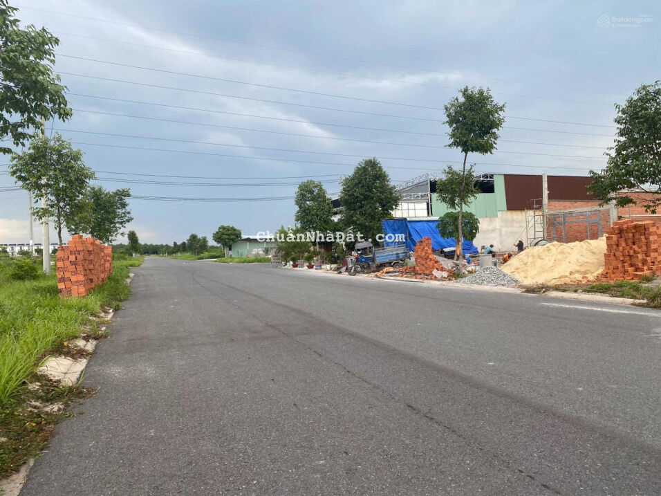 Chính chủ bán gấp mặt tiền đường lớn 22m. Becamex GD 1, giá 920tr Chính chủ bán gấp mặt tiền đường lớn 22m. Becamex GD 1, giá 920tr