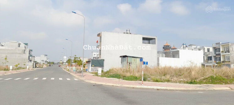 Bán lô góc 2 mặt tiền đường 22m TP. Dĩ An. LH 0849972971