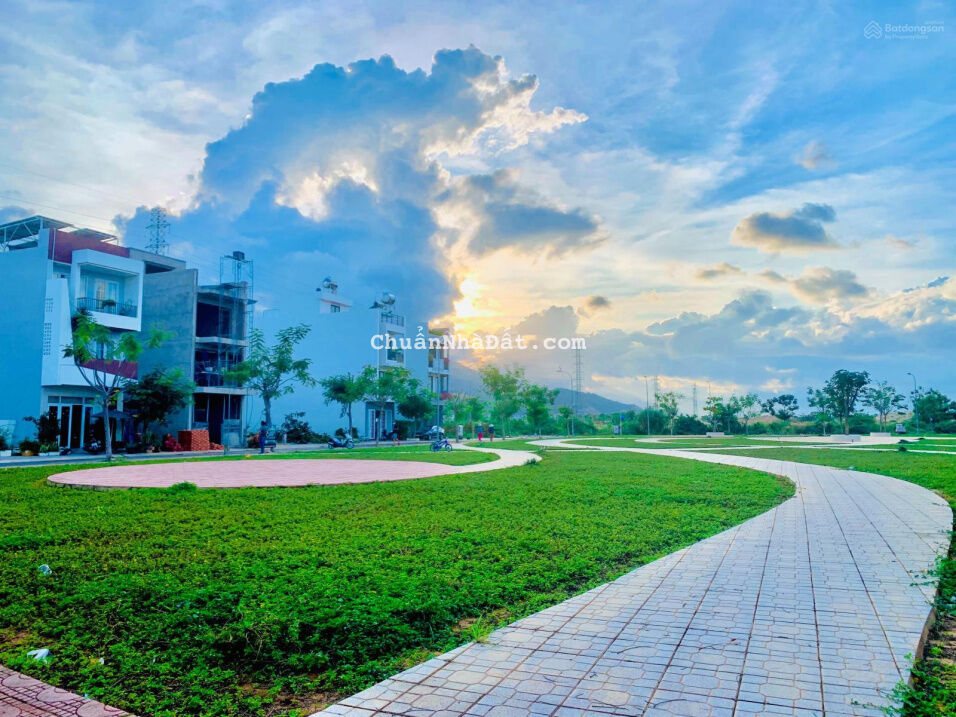 Lô góc đối diện công viên, trung tâm thương mại và toà nhà xã hội Hà Quang Lô góc đối diện công viên, trung tâm thương mại và toà nhà xã hội Hà Quang