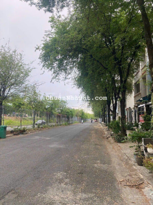 Bán nhà nát lô đất 2MT 14x18m, 239m2, đường số KDC ven sông Nguyễn Văn Linh, P. Tân Phong, Q7