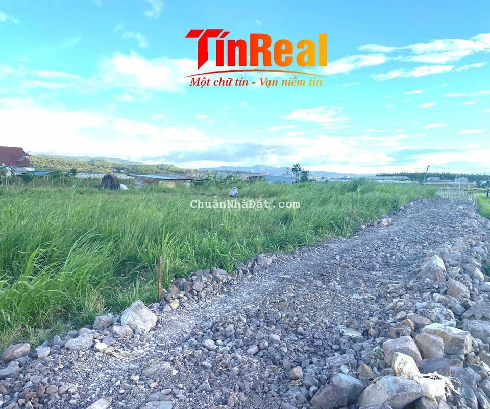 TÌM ĐÂU HƠN 2 SÀO ĐẤT 2 MT SẴN THỔ NGAY TT THỊ TRẤN HUYỆN ĐƠN DƯƠNG. TÌM ĐÂU HƠN 2 SÀO ĐẤT 2 MT SẴN THỔ NGAY TT THỊ TRẤN HUYỆN ĐƠN DƯƠNG.