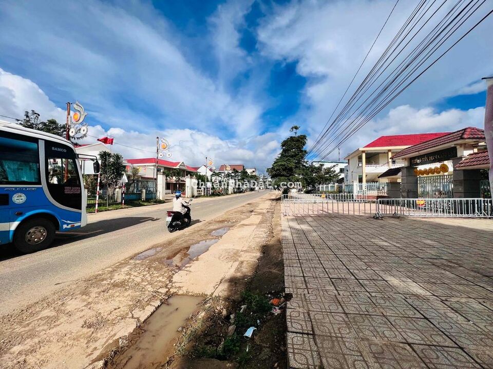 Đất Mặt Tiền Trải Nhựa gần Trung Tâm, Truờng,UBND,Lên ĐÀ LẠT chỉ 30P. Đất Mặt Tiền Trải Nhựa gần Trung Tâm, Truờng,UBND,Lên ĐÀ LẠT chỉ 30P.