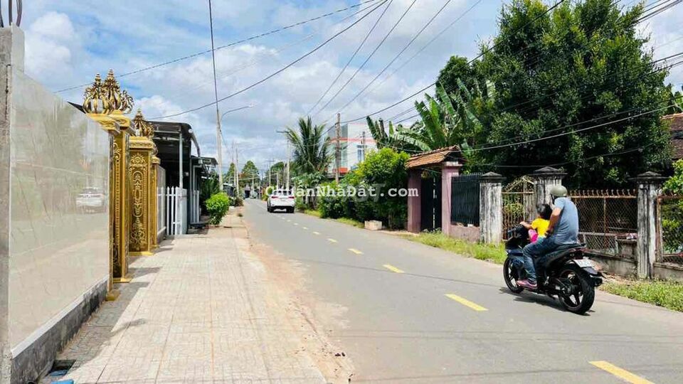 618m2 mặt tiền đường nhựa trung tâm thị trấn