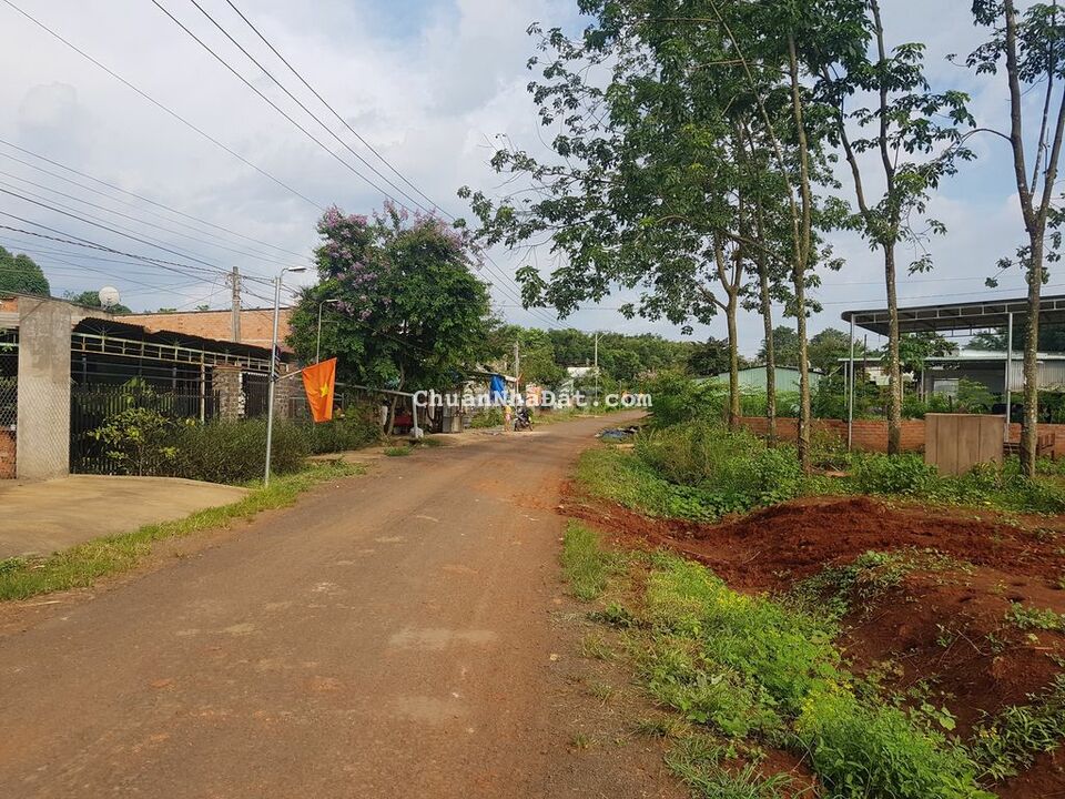 CẦN RA LÔ ĐẤT MẶT TIỀN ĐƯỜNG NHỰA , DÂN CƯ ĐÔNG ĐÚC