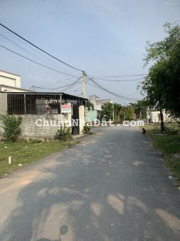 Kẹt tiền nên cần bán gấp lô đất 300m2, thổ 100%, 700tr LK thị trấn Đức Hòa 0938192162