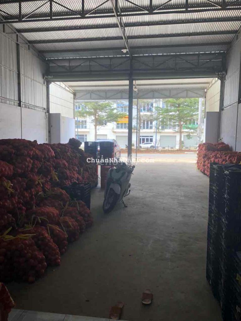 bán gấp kho 10x25m Lạc Long Quân chợ đầu mối Liên Nghĩa, Đức Trọng