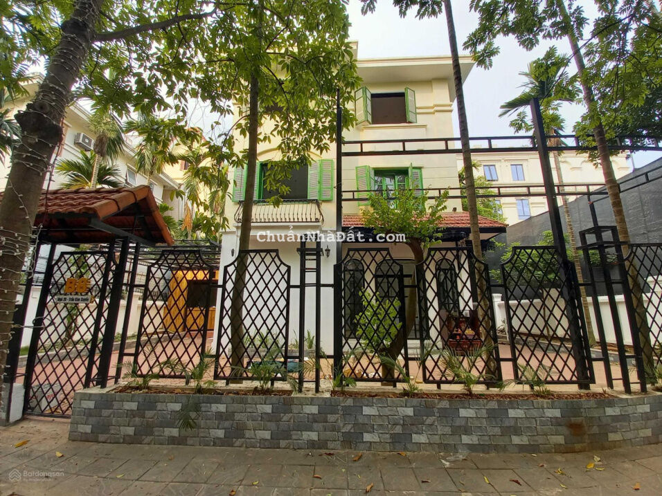 Chính chủ cho biệt thự số 18 lô B KĐT Trần Kim Xuyến, Yên Hòa. 300m2 x 3.5 tầng. LH 0866696199