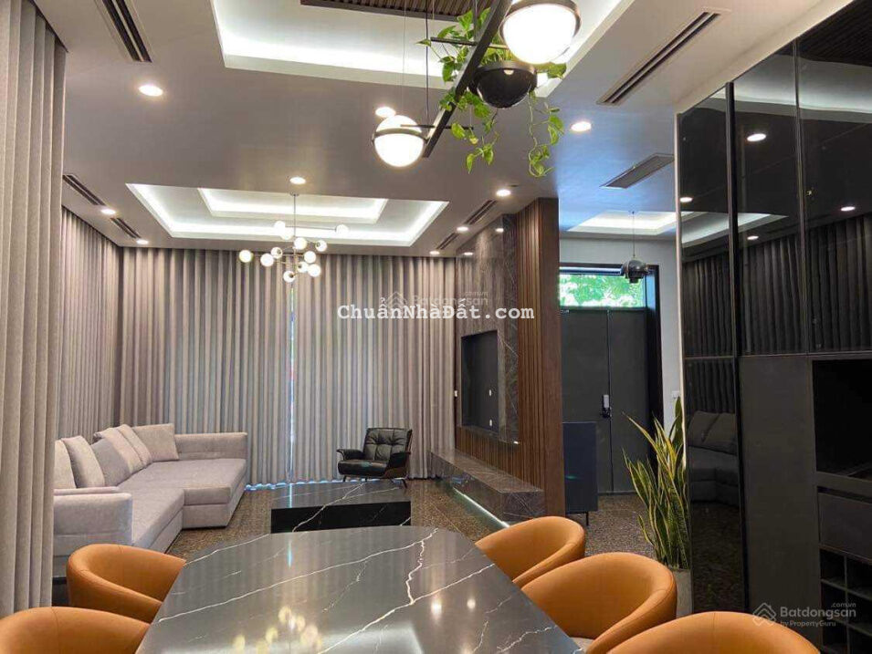 Cho thuê biệt thự đơn lập Hoàng Quốc Việt, 360 m2, 3 tầng 1 hầm, cạnh vườn hoa, 125 triệu Cho thuê biệt thự đơn lập Hoàng Quốc Việt, 360 m2, 3 tầng 1 hầm, cạnh vườn hoa, 125 triệu